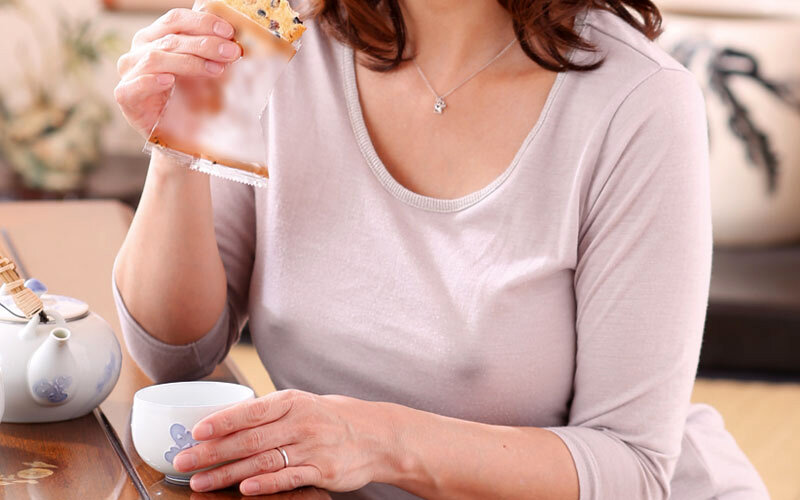 「こんなおばさんの乳首で興奮しちゃうの？」ノーブラの母は拒みつつも濡れていたので…4時間「erdm00146」- FANZA動画レビュー