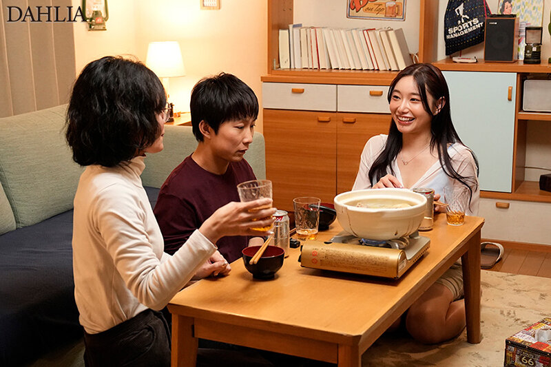 妻の居ない週末、妻の親友の誘惑に負けて、舌を絡ませ跨りイキ狂う腰遣いに何度も、何度も、中出しをしてしまったボク。 三葉ちはる「1dldss00405」- FANZA動画レビュー